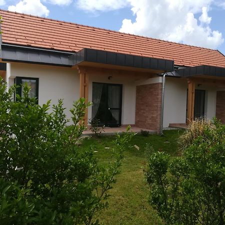 Edina Vendeghaz-Gyenesdias Appartement Buitenkant foto