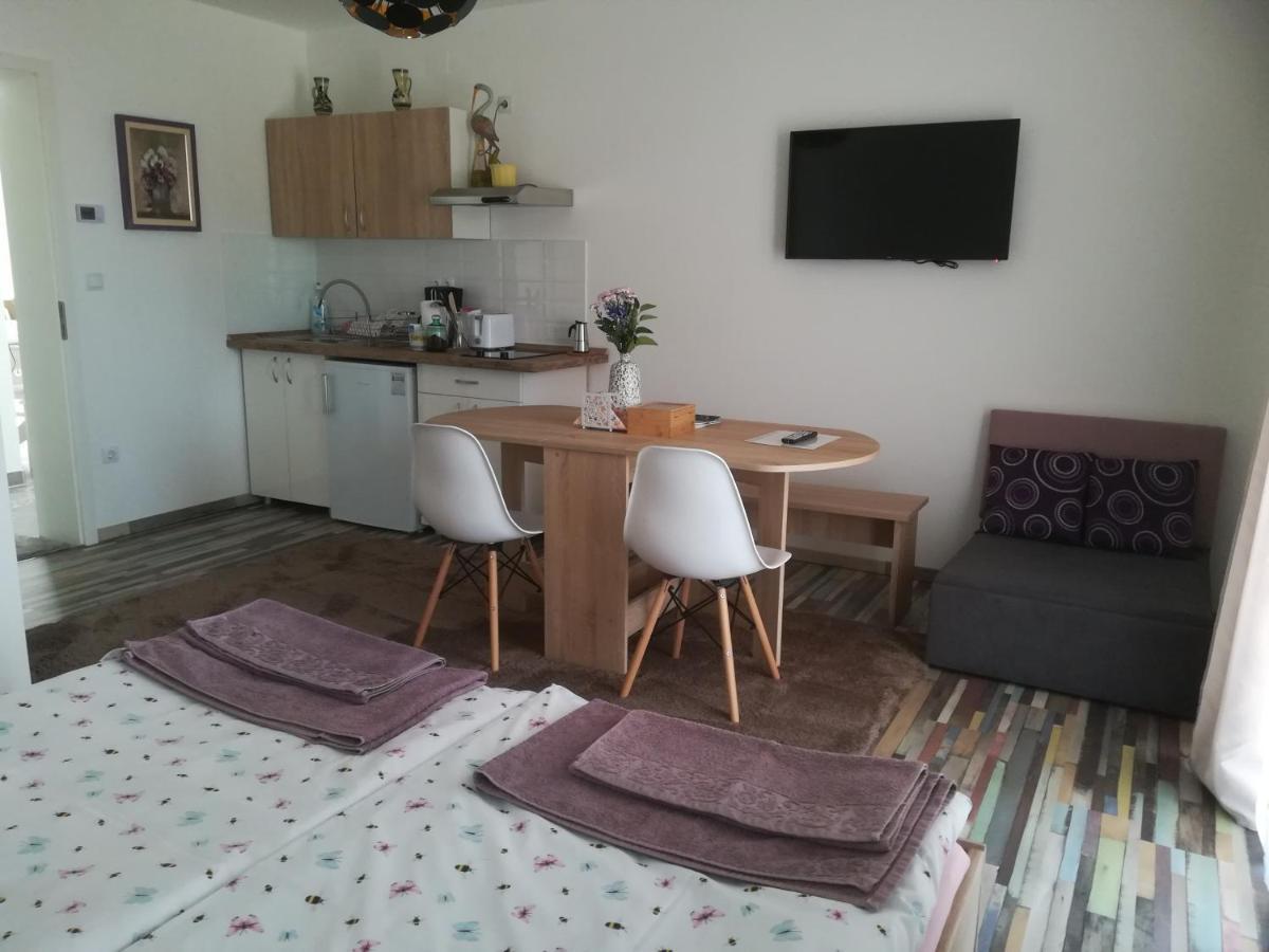 Edina Vendeghaz-Gyenesdias Appartement Buitenkant foto