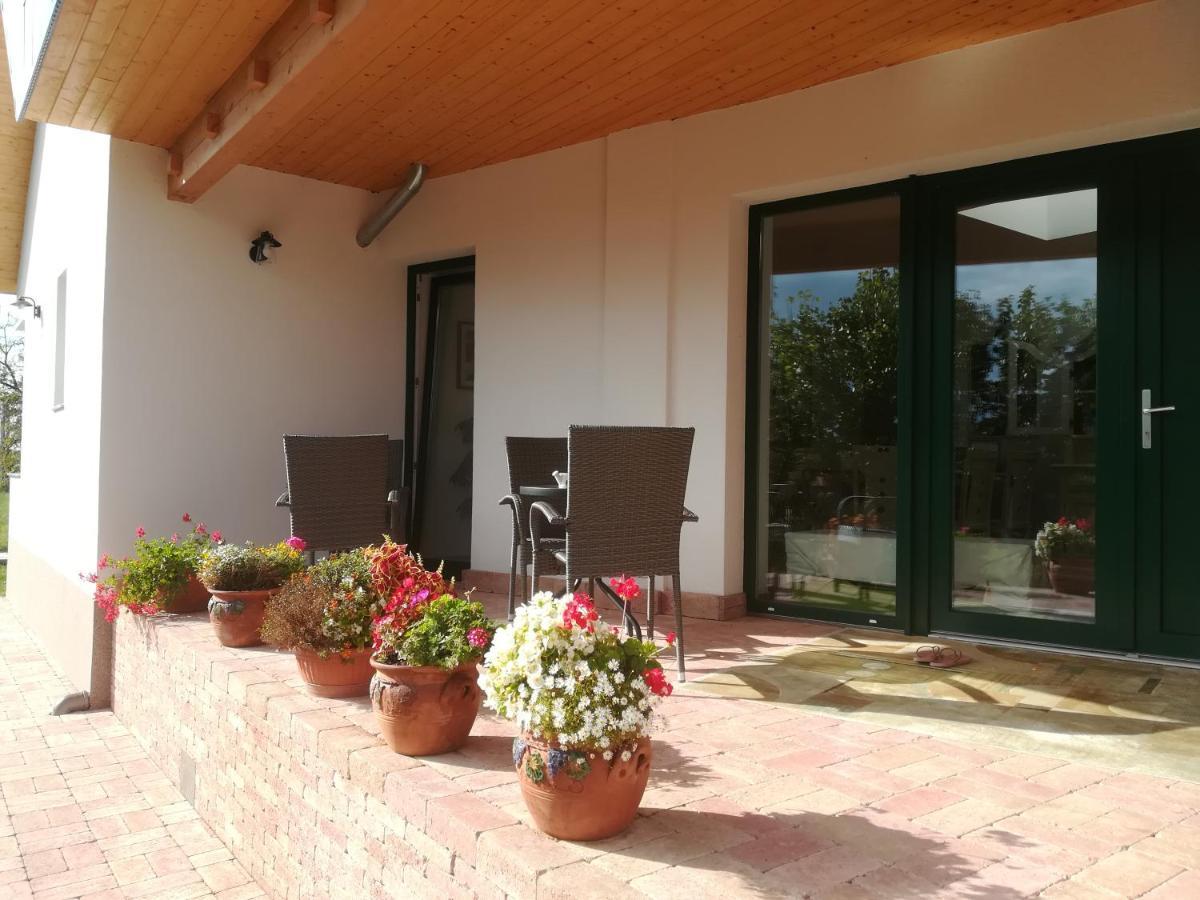 Edina Vendeghaz-Gyenesdias Appartement Buitenkant foto